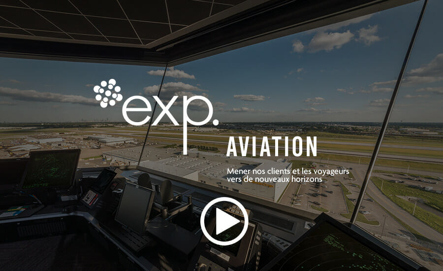 Une salle de contrôle d'aéroport avec les mots exp aviation.