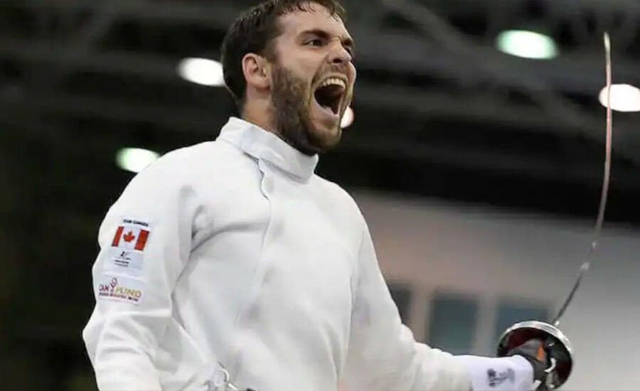 Un homme tient une épée dans la bouche.