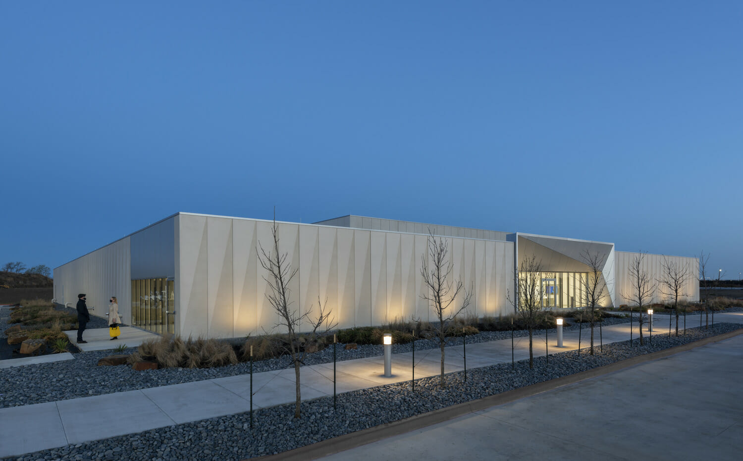 L'extérieur d'un bâtiment moderne au crépuscule.