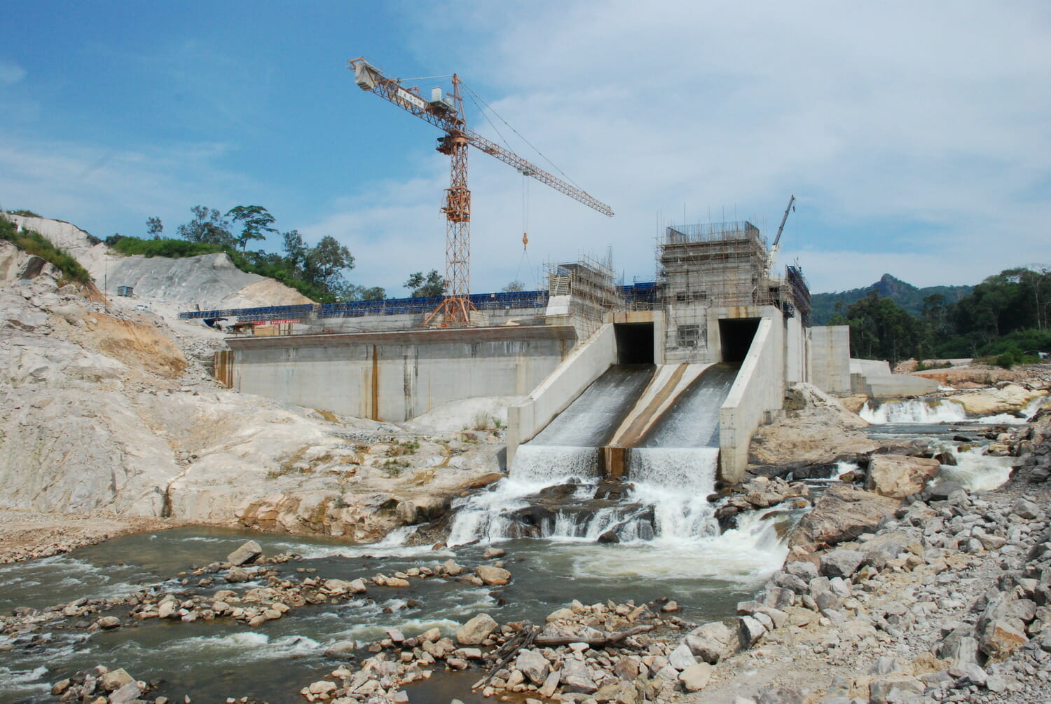 La construction d'un barrage sur une rivière.