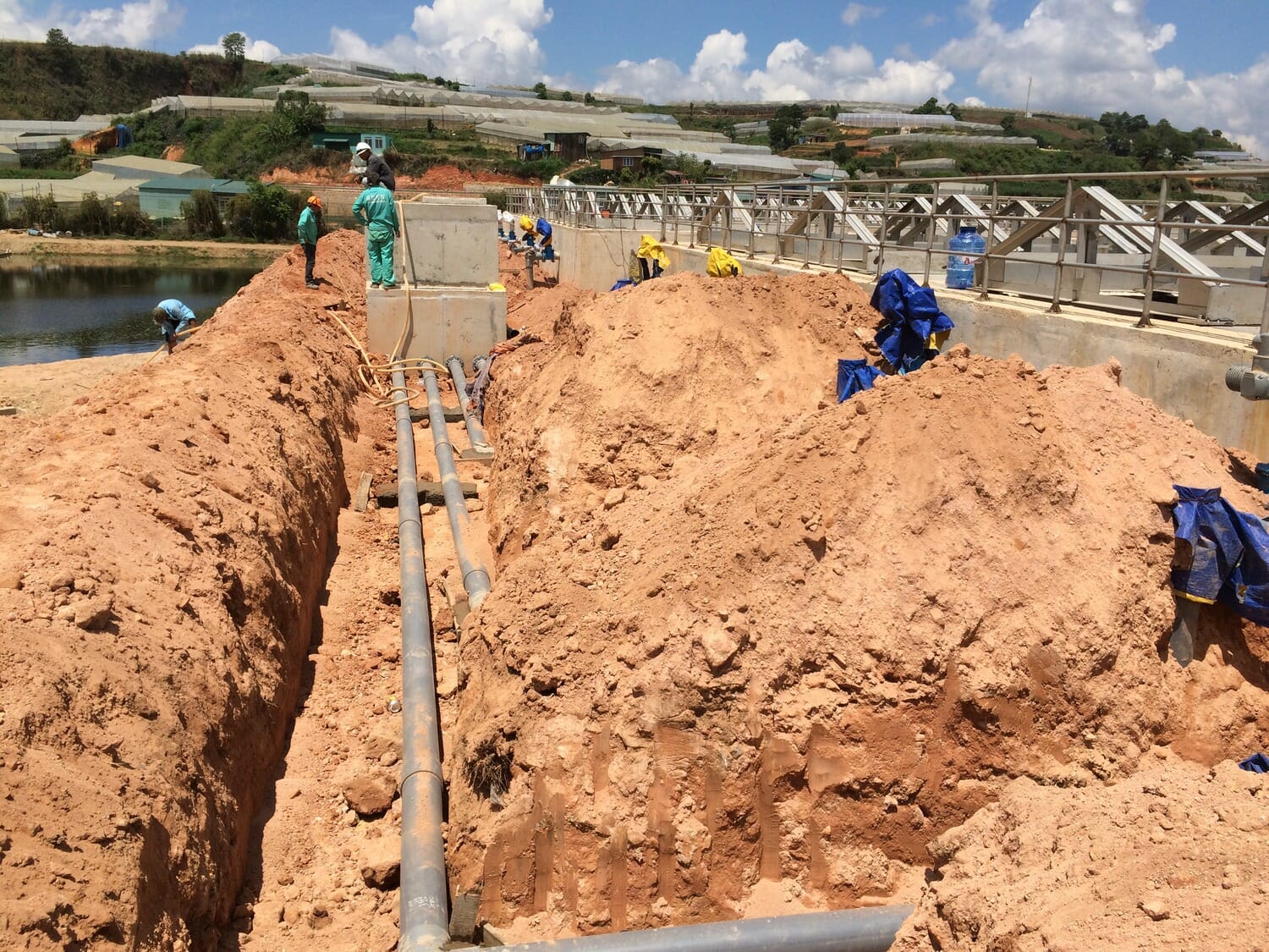 Un groupe de personnes travaillant sur un chantier de construction.