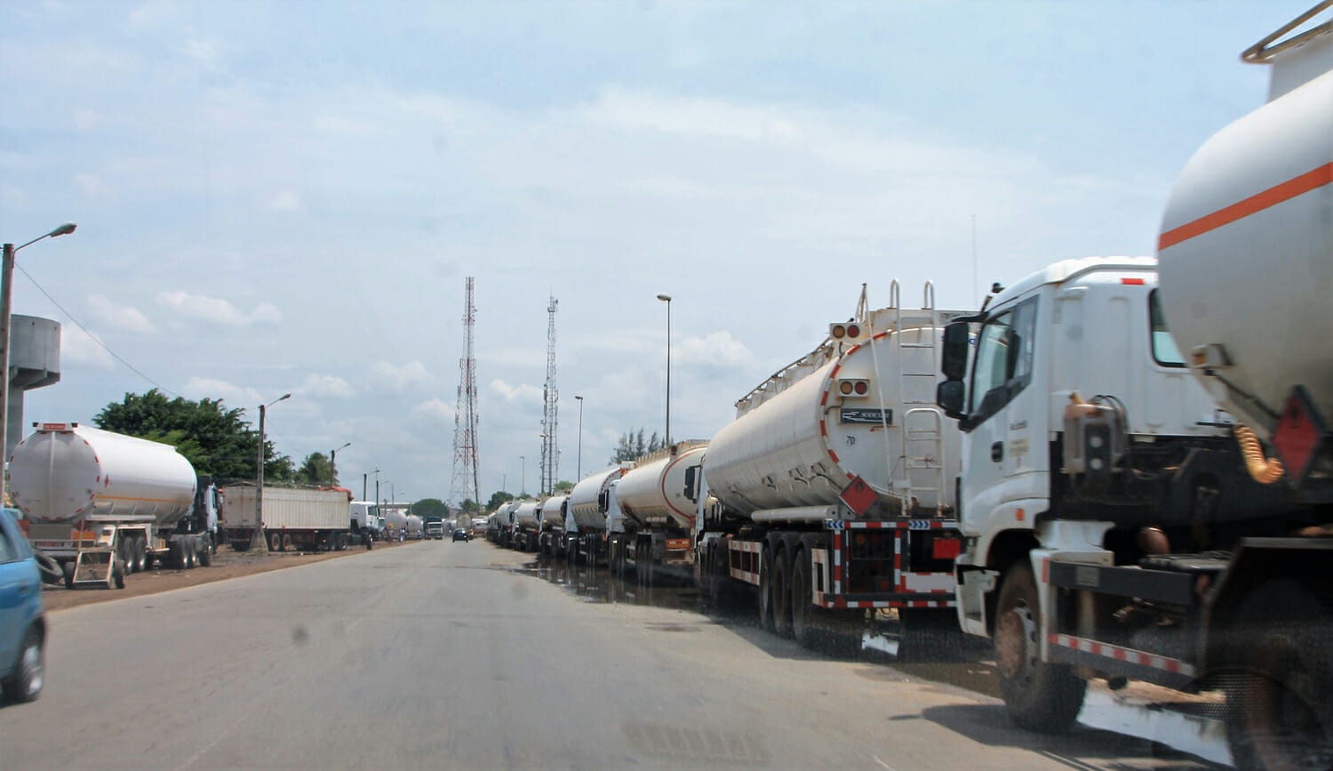 Une file de camions sur une route.