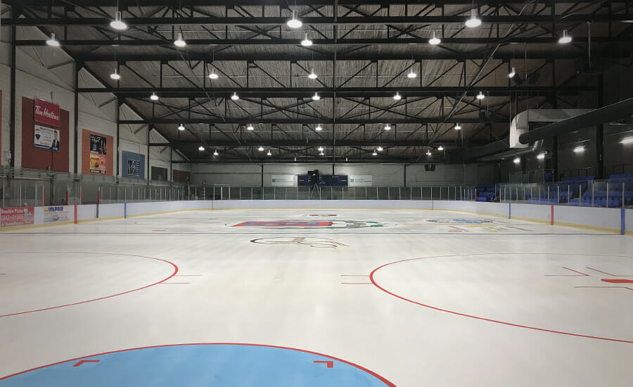 Une patinoire couverte avec des lumières.