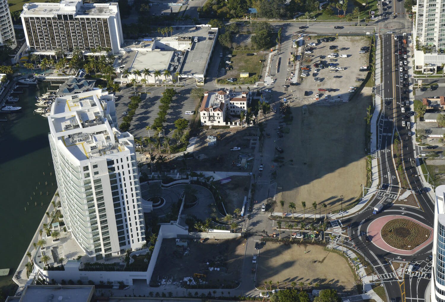 Une vue aérienne d’une ville avec de grands immeubles et une voie navigable.