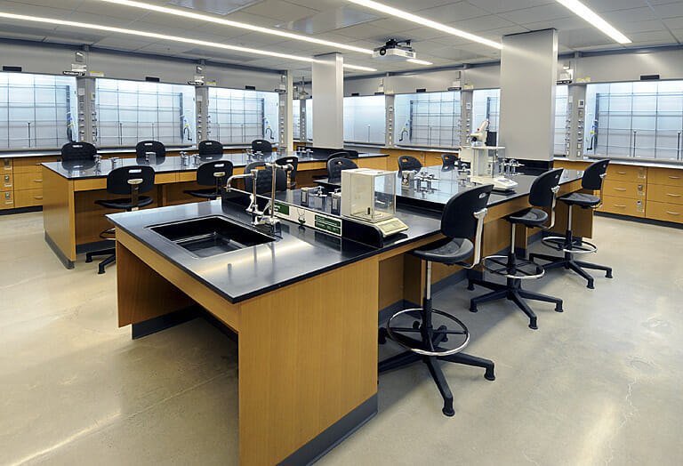 A lab with a lot of tables and chairs.