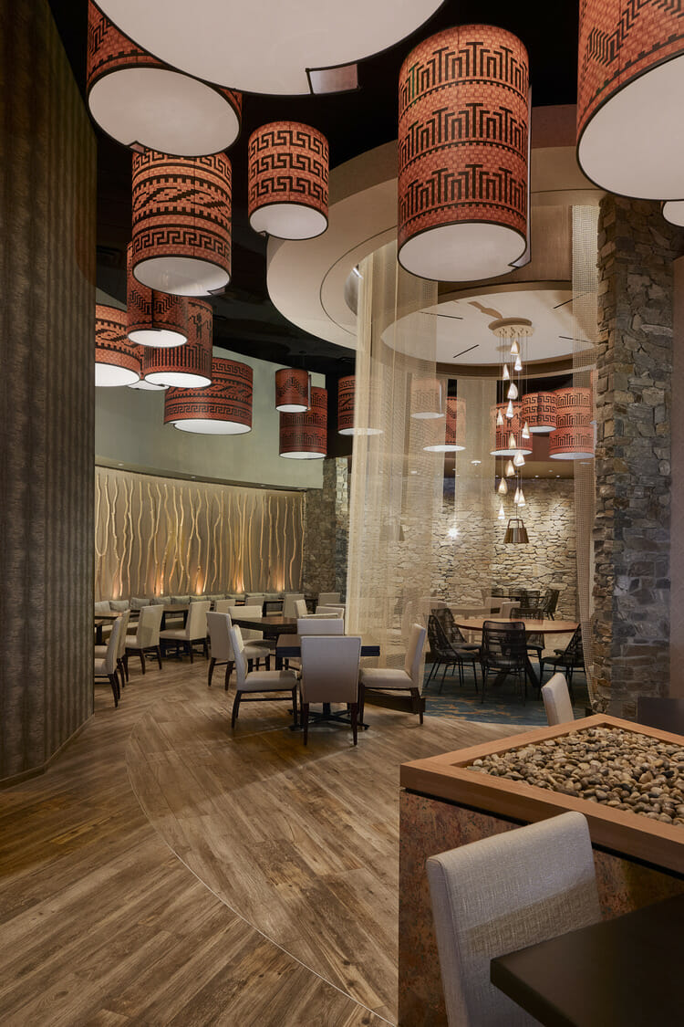 Une salle à manger avec tables et chaises en bois.