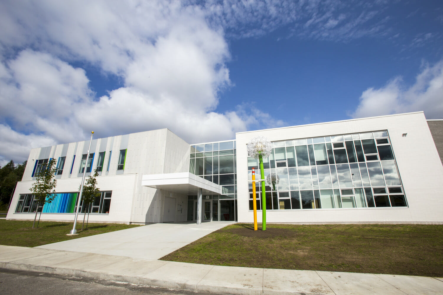 L'extérieur d'un bâtiment scolaire avec un ciel bleu.