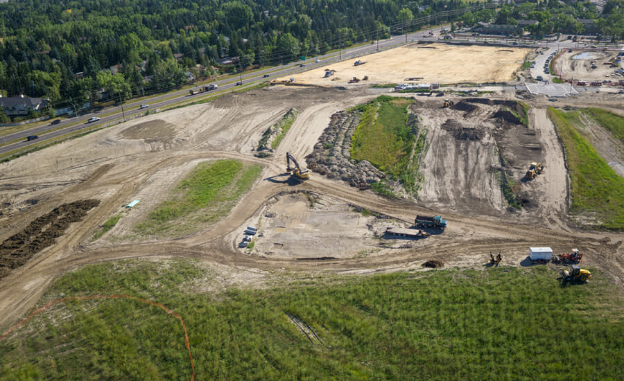 Une vue aérienne d'un chantier de construction.