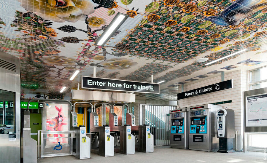 Une station de métro avec un plafond carrelé.
