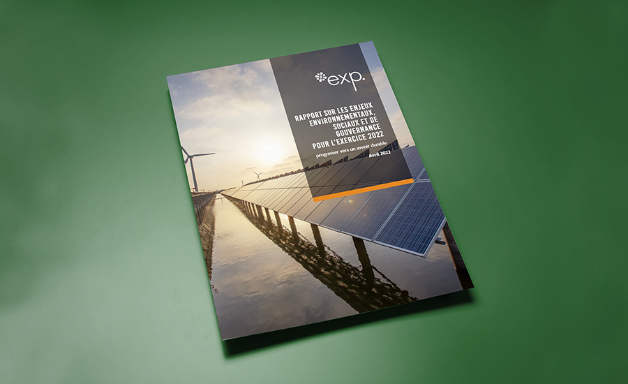 Une brochure avec des panneaux solaires sur fond vert.