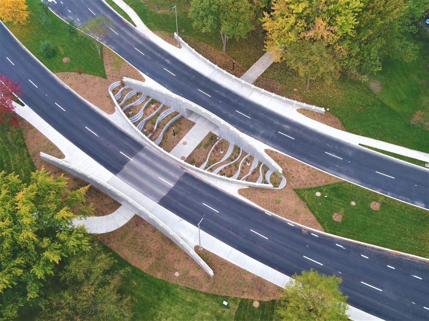 Une vue aérienne d'un pont au-dessus d'une route.