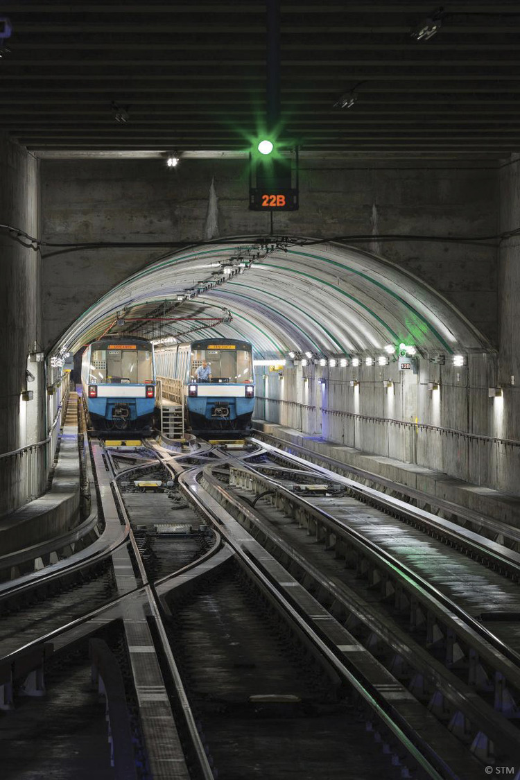 Un train circulant sur une voie dans un tunnel.