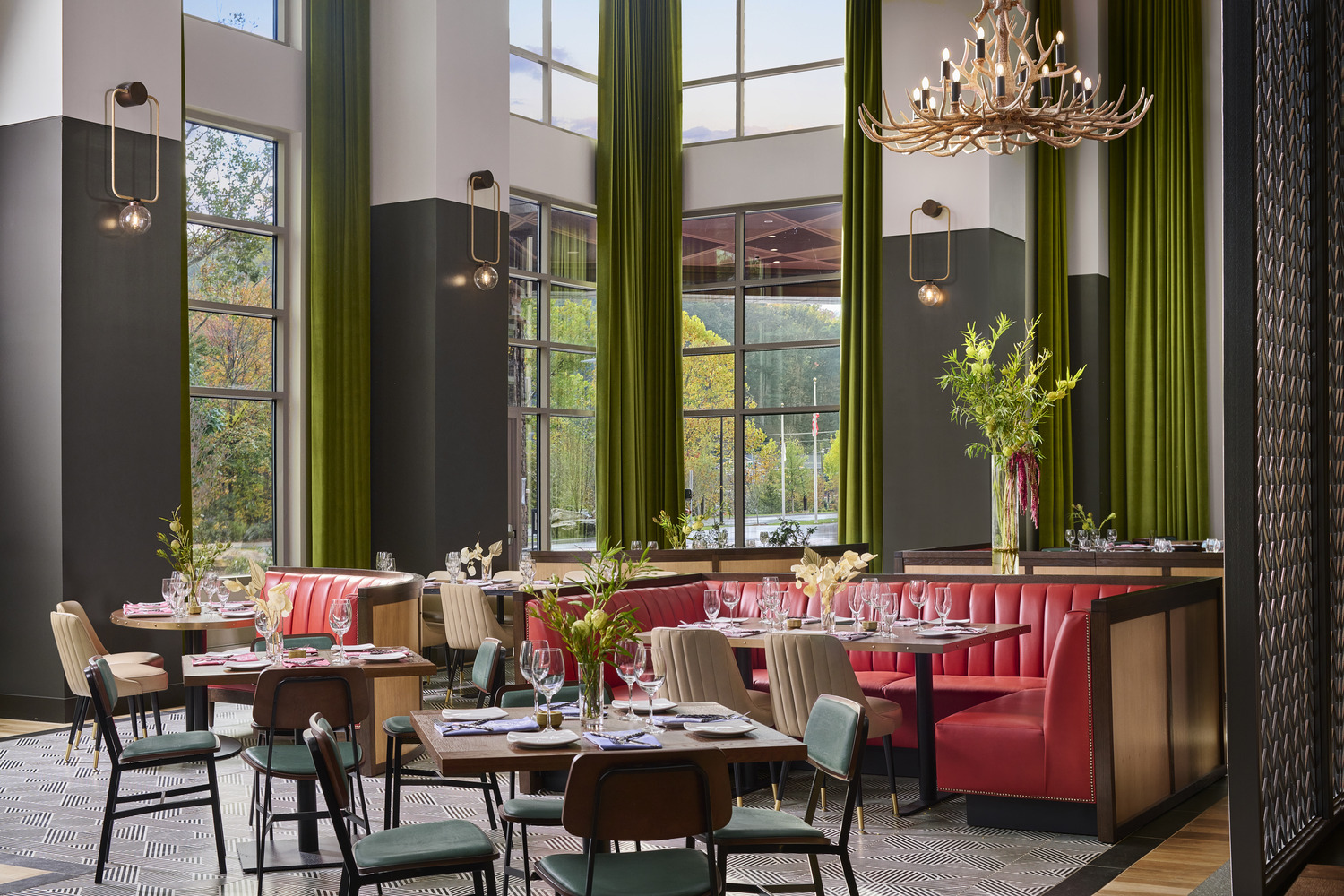 Un restaurant avec tables et chaises.