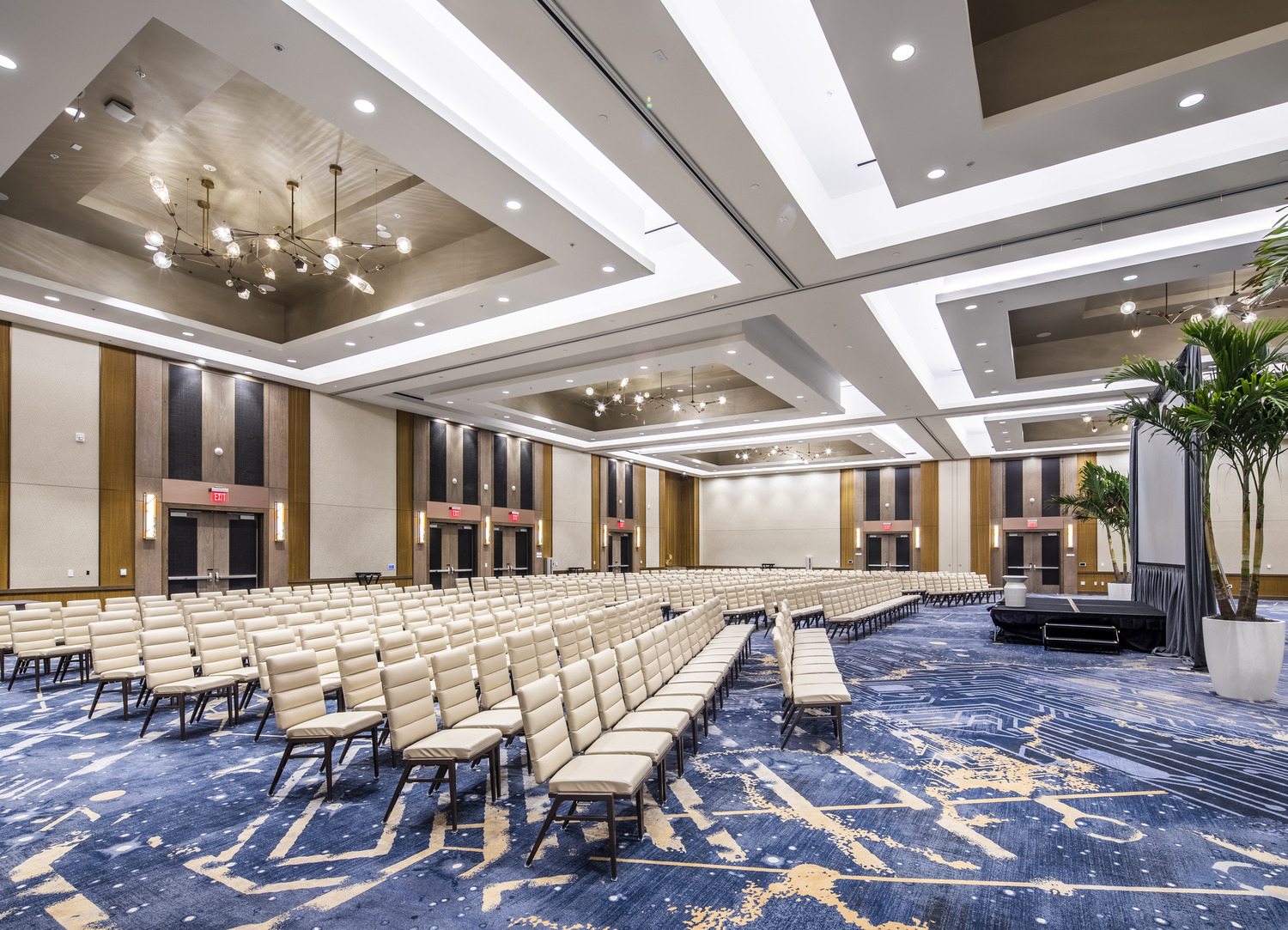 Une grande salle de conférence avec chaises et tables.