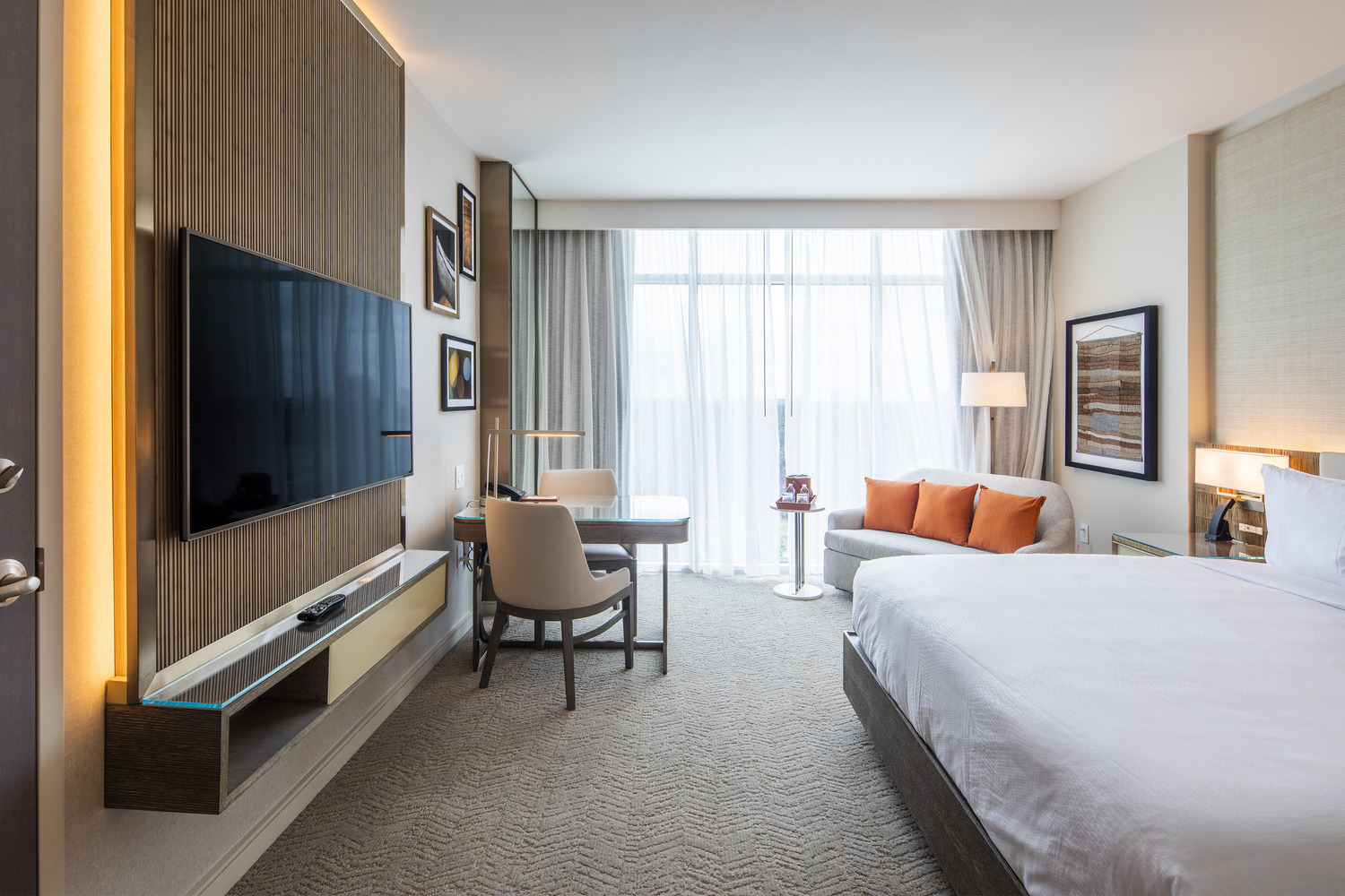 Une chambre d'hôtel avec un lit et une télévision.