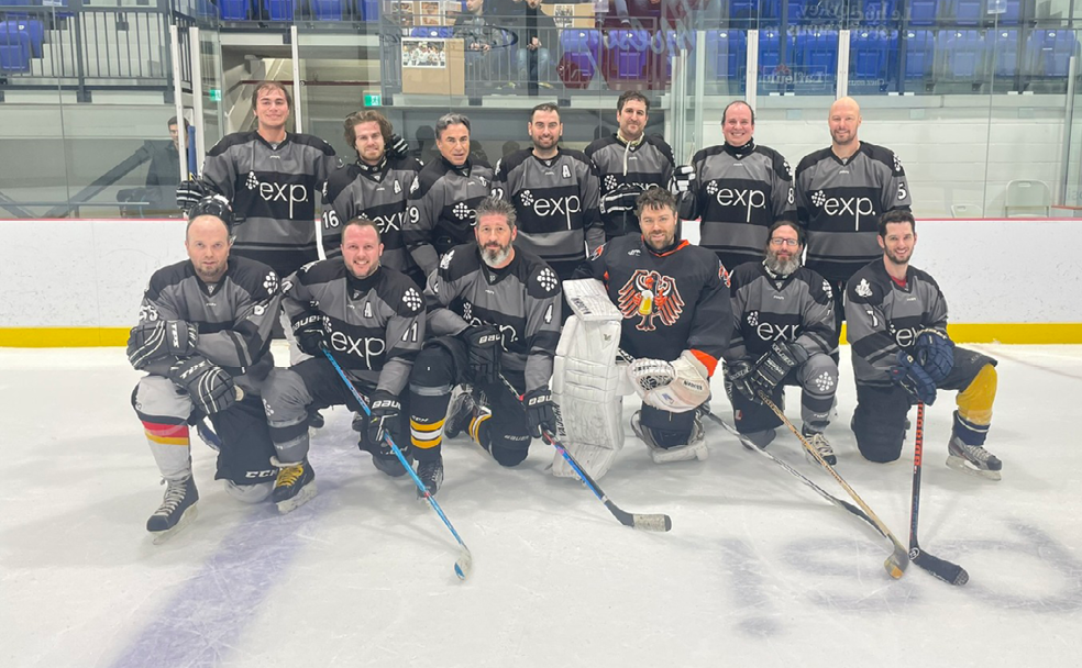 Un groupe de joueurs de hockey posant pour une photo.