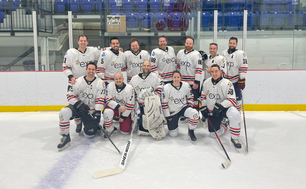 Une équipe de hockey posant pour une photo sur la glace.