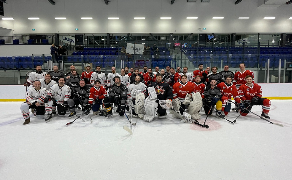 Un groupe de joueurs de hockey posant pour une photo.