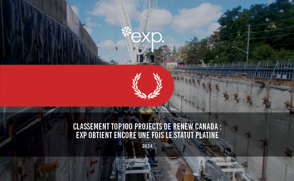 Chantier de construction avec de grandes grues et travaux d'excavation en cours, avec une bannière sur l'image annonçant un prix pour les 100 meilleurs projets de Renew Canada, soulignant qu'une entreprise nommée EXP a de nouveau atteint le statut Platine.