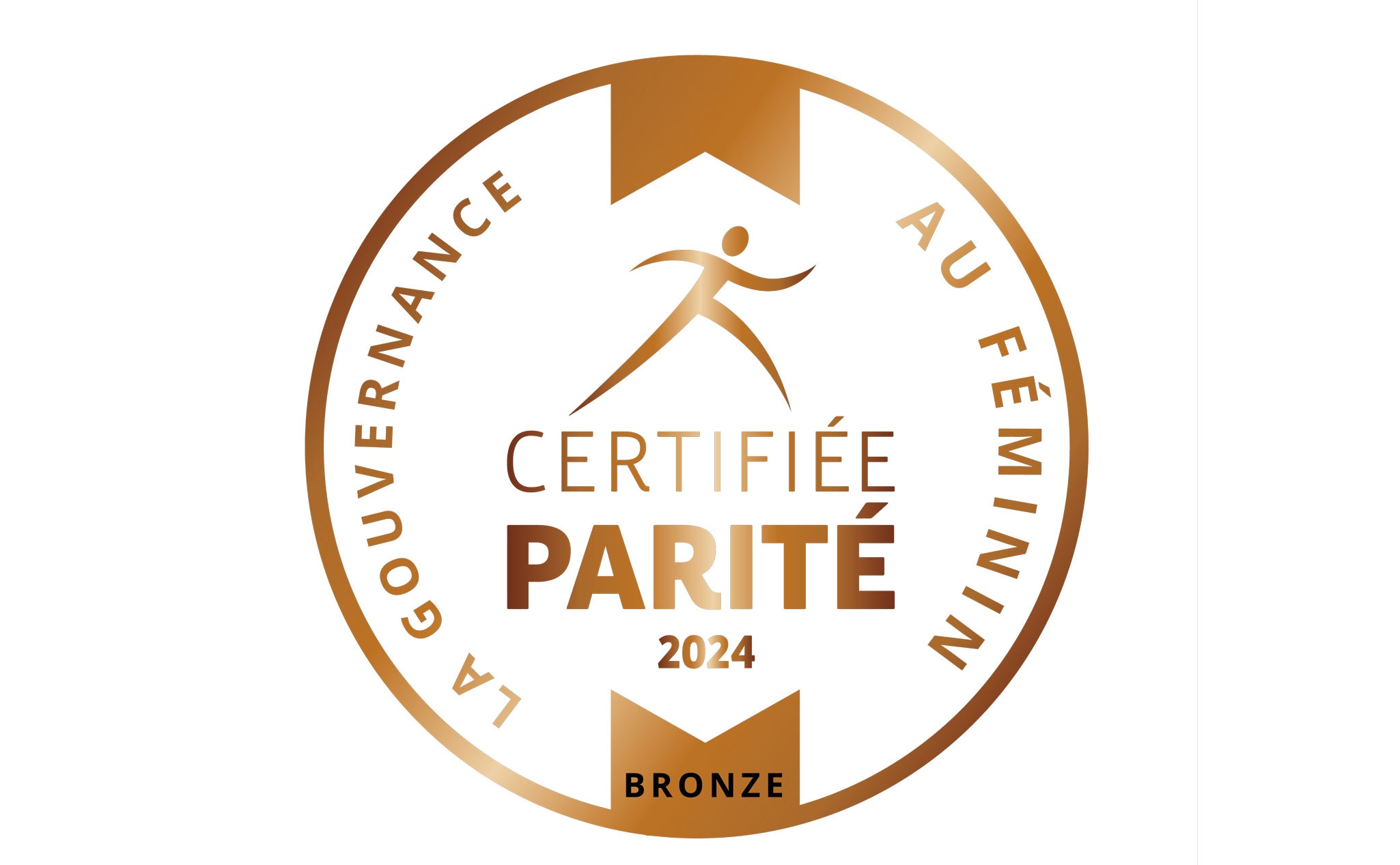 Un insigne circulaire en bronze intitulé « Certifiée Parité 2024 » avec une figure stylisée et les phrases « La Gouvernance Au Féminin » et « Bronze ».