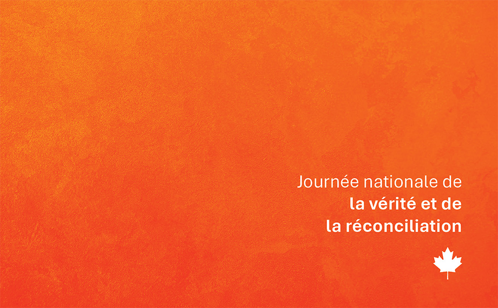Fond orange avec un texte blanc indiquant "Journée nationale de la vérité et de la réconciliation" et une petite icône de feuille d'érable dans le coin inférieur droit.