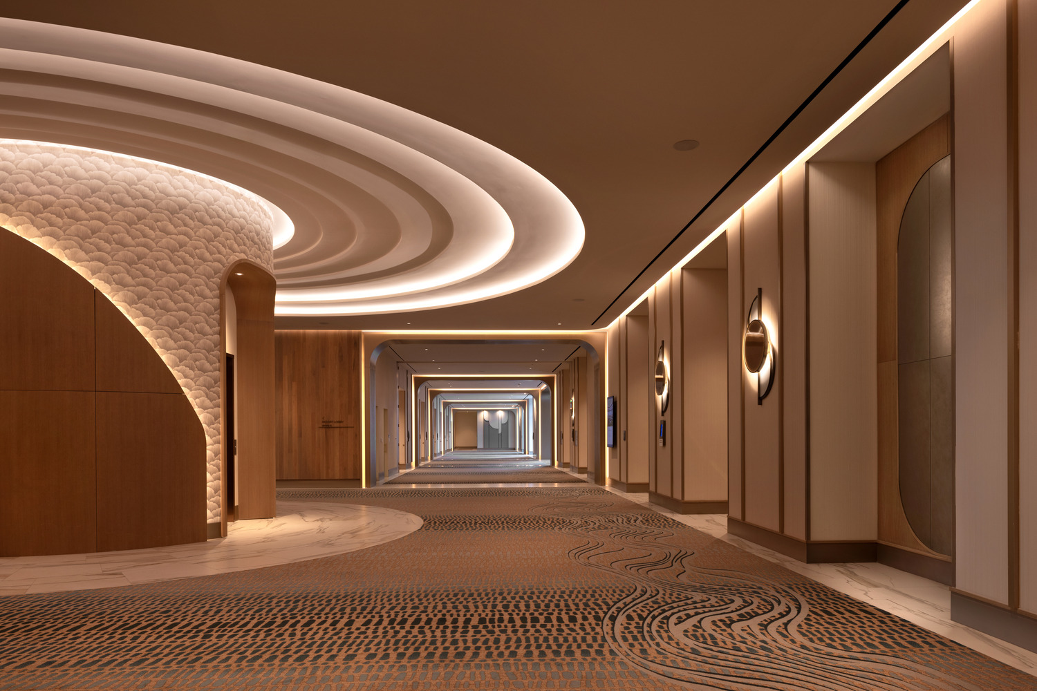 Couloir d'hôtel moderne avec des murs incurvés, des éclairages encastrés, des motifs muraux décoratifs et une moquette géométrique, créant une atmosphère propre et sophistiquée.