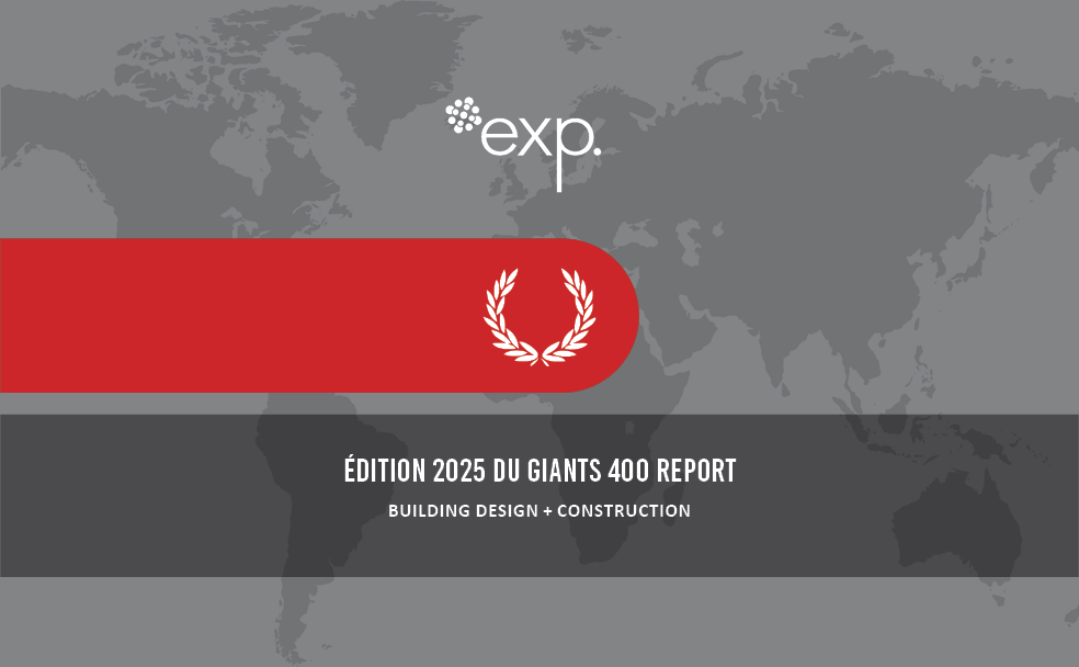 Un fond gris de carte du monde avec le logo exp., une barre rouge avec un laurier et le texte suivant : "Édition 2025 du Giants 400 Report, Building Design + Construction.