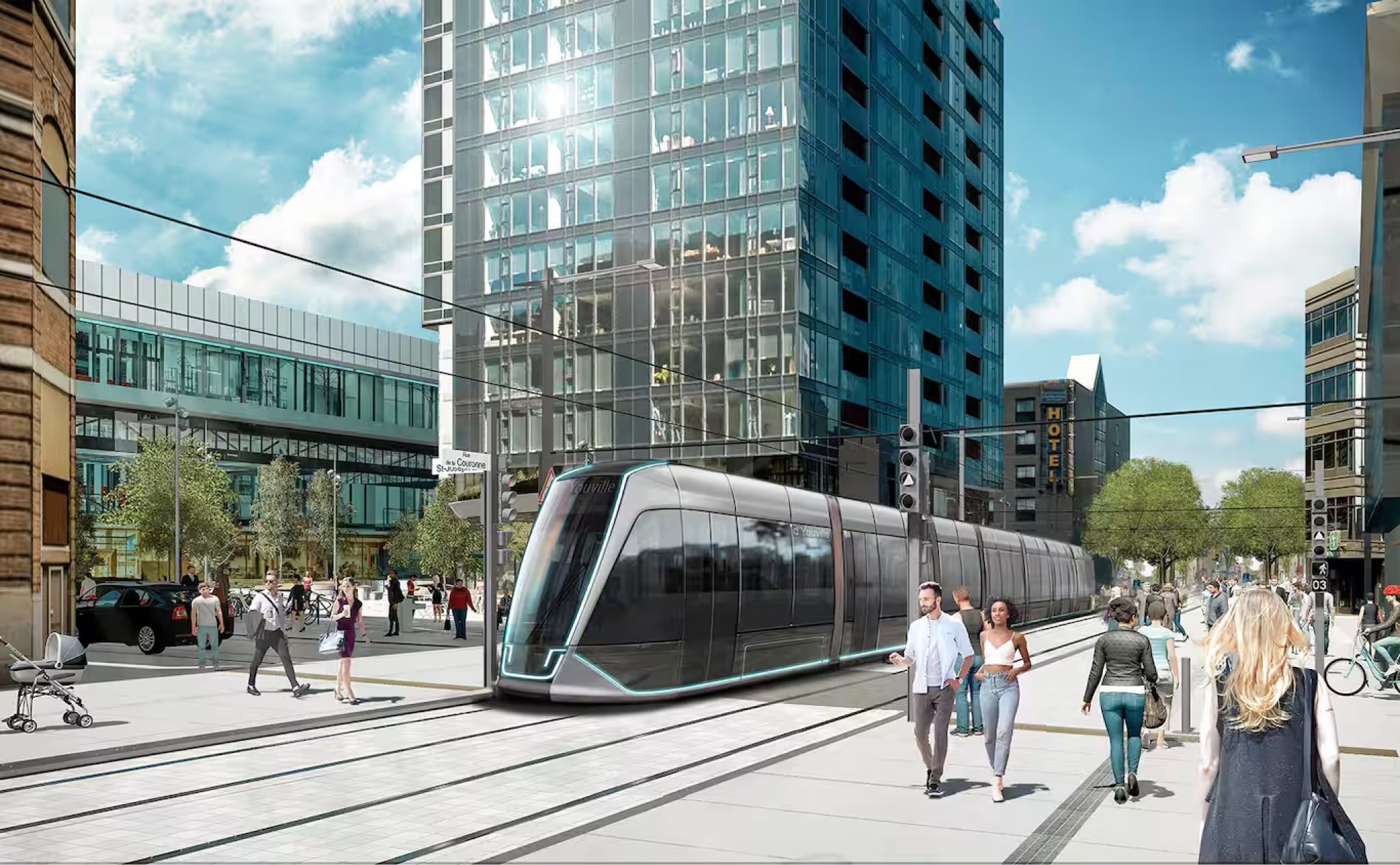 Tramway moderne traversant une zone urbaine animée avec des piétons traversant la rue et de grands bâtiments en verre en arrière-plan par une journée ensoleillée.